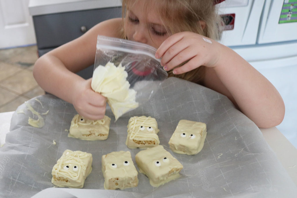 rice krispie treat mummies halloween party